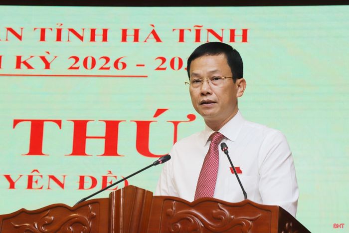 Đồng chí Nguyễn Trọng Hiếu - Ủy viên BTV Tỉnh ủy, Phó Chủ tịch UBND tỉnh trình bày tờ trình của UBND tỉnh về việc dự kiến kế hoạch đầu tư công trung hạn nguồn ngân sách nhà nước giai đoạn 2026 - 2030.