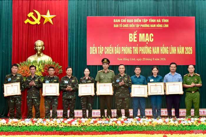  Dịp này, phường Nam Hồng Lĩnh đã trao giấy khen cho 3 tập thể và 15 cá nhân có thành tích xuất sắc trong diễn tập. (Trong ảnh: Đại diện lãnh đạo Bộ CHQS tỉnh và lãnh đạo phường Nam Hồng Lĩnh trao giấy khen cho các tập thể và cá nhân). 