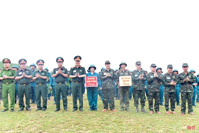  Kết thúc thực binh, đại diện lãnh đạo Bộ CHQS tỉnh và lãnh đạo phường Nam Hồng Lĩnh đã tặng quà động viên cán bộ, chiến sĩ, dân quân hoàn thành nhiệm vụ diễn tập. 