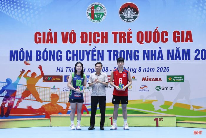 Ban tổ chức trao giải cá nhân cho các VĐV xuất sắc.