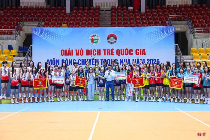  Sau trận chung kết, ban tổ chức đã tiến hành lễ bế mạc và trao giải. (Trong ảnh: Ban tổ chức trao giải nội dung nữ, chức vô địch thuộc về đội trẻ Hoá chất Đức Giang Lào Cai, giải nhì thuộc về đội trẻ Binh chủng Thông tin, 2 đội trẻ Tây Ninh và đội trẻ TP Hồ Chí Minh đồng hạng 3). 