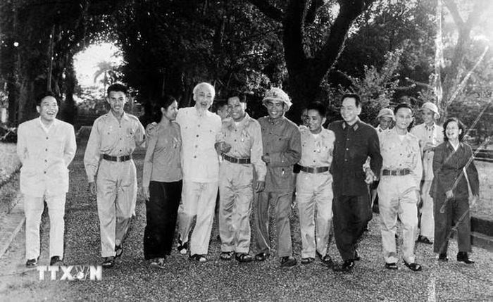 Chủ tịch Hồ Chí Minh và Đại tướng Võ Nguyên Giáp cùng với các anh hùng và chiến sĩ thi đua miền Nam ra thăm Hà Nội, tháng 11/1965. (Ảnh tư liệu TTXVN)