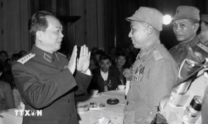 Đại tướng Võ Nguyên Giáp nói chuyện thân mật với Đại tá, Anh hùng phi công Lâm Văn Lích tại Đại hội Anh hùng, Chiến sỹ thi đua chống Mỹ, cứu nước, (Hà Nội, 28/12/1966). (Ảnh: TTXVN)