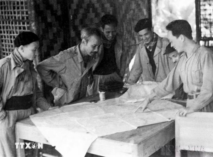 Chủ tịch Hồ Chí Minh, Đại tướng Võ Nguyên Giáp (ngoài cùng bên phải) cùng các đồng chí trong Thường vụ Trung ương Đảng bàn kế hoạch mở Chiến dịch biên giới 1950. (Ảnh: Tư liệu TTXVN)