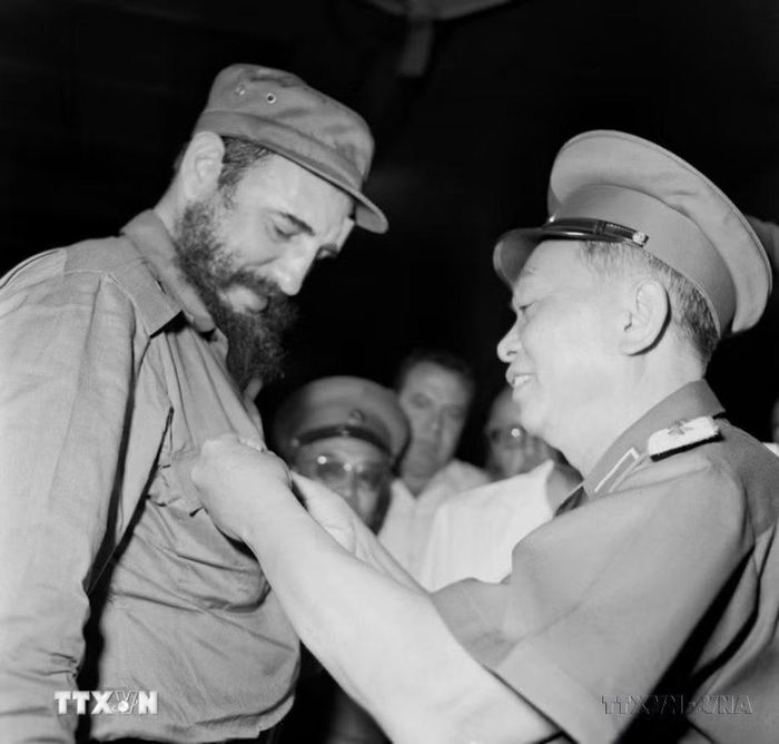 Đại tướng Võ Nguyên Giáp tặng Thủ tướng Cuba Fidel Castro huy hiệu “Chiến sĩ Điện Biên Phủ”, tối 13/9/1973, tại Hà Nội. (Ảnh: TTXVN)