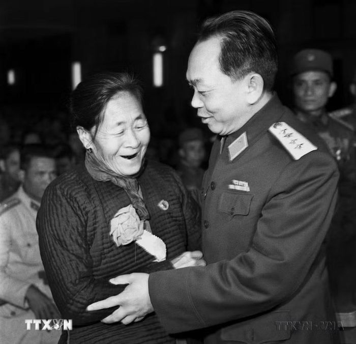 Đại tướng Võ Nguyên Giáp thân mật nói chuyện với Anh hùng ngành Giao thông vận tải Nguyễn Thị Suốt, tại Đại hội Anh hùng, Chiến sỹ thi đua chống Mỹ cứu nước, tại Hà Nội, ngày 28/12/1966. (Ảnh: TTXVN)