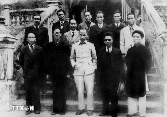 Chủ tịch Hồ Chí Minh và các thành viên trong Chính phủ lâm thời chụp ảnh lưu niệm sau phiên họp đầu tiên (25/8/1945). Từ trái sang phải: Hàng đầu: Võ Nguyên Giáp, Vũ Đình Hòe, Hồ Chí Minh, Trần Huy Liệu, Nguyễn Văn Tố. Hàng thứ hai: Nguyễn Mạnh Hà, Hoàng Tích Trí, Vũ Trọng Khánh, Dương Đức Hiền. Hàng thứ ba: Phạm Văn Đồng, Hoàng Minh Giám, Cù Huy Cận. (Ảnh: Tư liệu/TTXVN)