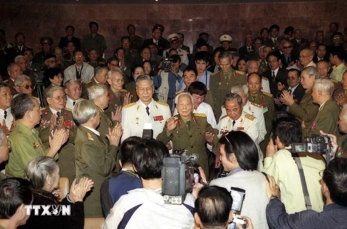 Đại tướng Võ Nguyên Giáp dự buổi gặp mặt đại diện chiến sĩ Điện Biên Phủ tại Bảo tàng Hồ Chí Minh, ngày 13/3/2004. (Ảnh: Trần Tuấn/TTXVN)