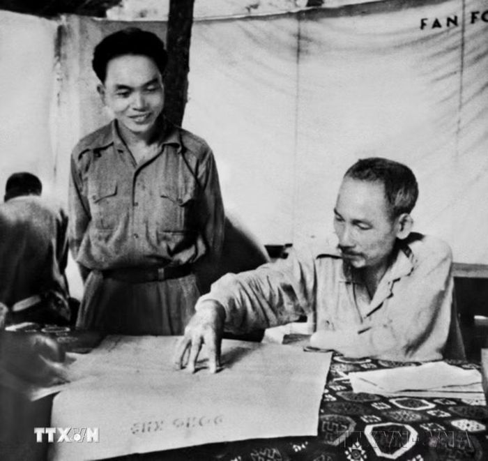 Chủ tịch Hồ Chí Minh và Đại tướng, Tổng tư lệnh Võ Nguyên Giáp bàn kế hoạch tấn công căn cứ Đông Khê, mở màn Chiến dịch biên giới (năm 1950). (Ảnh: Tư liệu TTXVN)