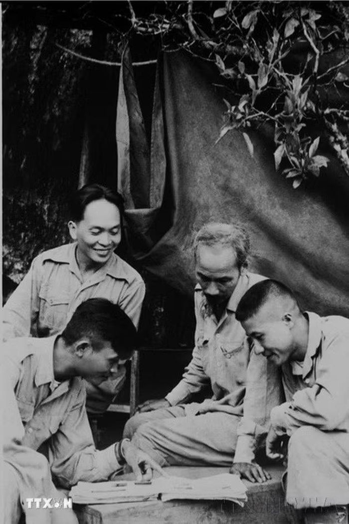 Chủ tịch Hồ Chí Minh, Đại tướng Võ Nguyên Giáp (bên trái, phía sau) cùng các đồng chí trong Bộ Tư lệnh chiến dịch bàn bạc kế hoạch tác chiến. (Ảnh: Tư liệu - TTXVN)