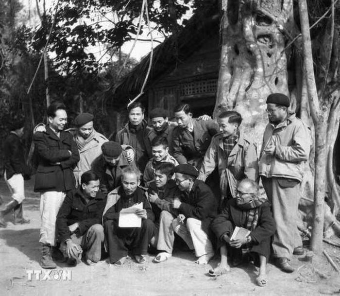 Chủ tịch Hồ Chí Minh và Đại tướng Võ Nguyên Giáp (hàng sau, ngoài cùng bên trái) với các đại biểu dự Đại hội Đảng toàn quốc lần thứ II (tháng 2/1951). (Ảnh: Tư liệu TTXVN)