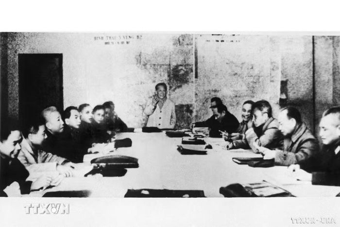 Ngày 30/12/1972, Đại tướng Võ Nguyên Giáp thị sát xác máy bay B52 Mỹ bị quân và dân ta bắn rơi tại làng Ngọc Hà (Hà Nội) trong chuyến thăm Tiểu đoàn 79 tên lửa, đơn vị có nhiều thành tích cùng quân và dân Thủ đô đập tan cuộc tập kích chiến lược bằng không quân của Mỹ cuối tháng 12/1972. (Ảnh: TTXVN)