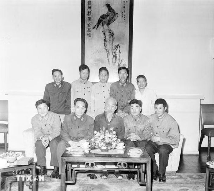 Chủ tịch Hồ Chí Minh và Đại tướng Võ Nguyên Giáp tiếp đoàn các chiến sỹ lái máy bay của Không quân nhân dân Việt Nam có nhiều thành tích trong chiến đấu (4/1966). (Ảnh: TTXVN)