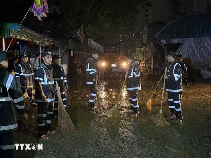 Cán bộ, chiến sỹ tổ chức quét dọn trong chợ Giếng Vuông, tỉnh Lạng Sơn. (Ảnh: Tiến Vĩnh/TTXVN)