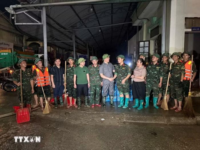 Lãnh đạo tỉnh Lạng Sơn động viên các lực lượng khắc phục hậu quả sau bão lũ. (Ảnh: Tiến Vĩnh/TTXVN)