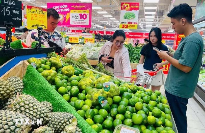Mua sắm tại siêu thị. (Ảnh minh họa. Hương Giang/TTXVN)