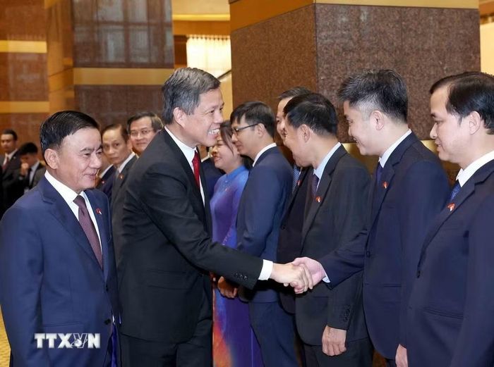 Thường trực Ban Bí thư Trần Cẩm Tú giới thiệu thành viên đoàn cấp cao Việt Nam với Phó Tổng Thư ký Đảng Hành động Nhân dân Singapore, Bộ trưởng Bộ Quốc phòng kiêm Bộ trưởng Điều phối dịch vụ công Chan Chun Sing. (Ảnh: Phương Hoa/TTXVN)