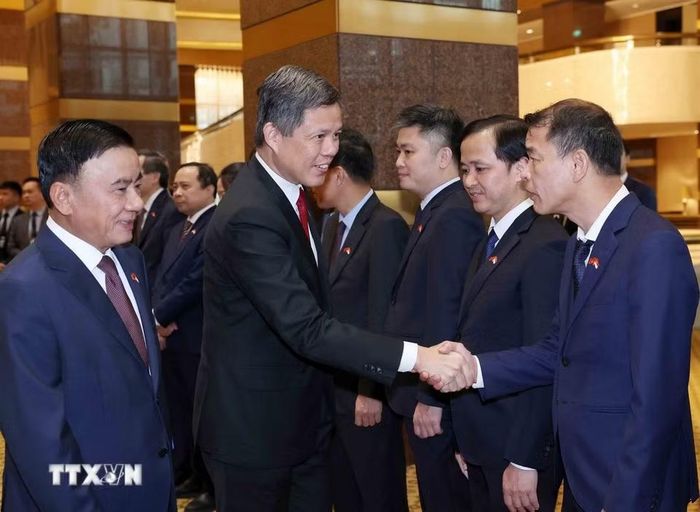 Thường trực Ban Bí thư Trần Cẩm Tú giới thiệu thành viên đoàn cấp cao Việt Nam với Phó Tổng Thư ký Đảng Hành động Nhân dân Singapore, Bộ trưởng Bộ Quốc phòng kiêm Bộ trưởng Điều phối dịch vụ công Chan Chun Sing. (Ảnh: Phương Hoa/TTXVN)