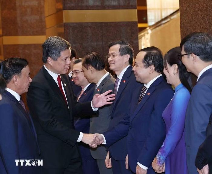 Thường trực Ban Bí thư Trần Cẩm Tú giới thiệu thành viên đoàn cấp cao Việt Nam với Phó Tổng Thư ký Đảng Hành động Nhân dân Singapore, Bộ trưởng Bộ Quốc phòng kiêm Bộ trưởng Điều phối dịch vụ công Chan Chun Sing. (Ảnh: Phương Hoa/TTXVN)