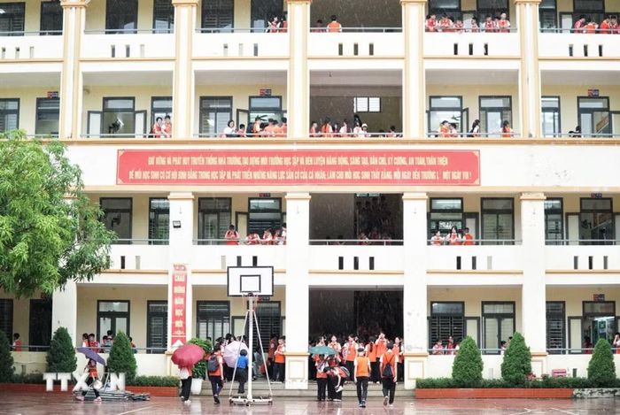 Trường Trung học Cơ sở Hà Huy Tập, phường Vinh Phú sau sáp nhập với Trường trung học Cơ sở Nghi Đức có 72 lớp với hơn 4.000 học sinh, là một trong những trường đông nhất tỉnh Nghệ An. (Ảnh: Bích Huệ/TTXVN)