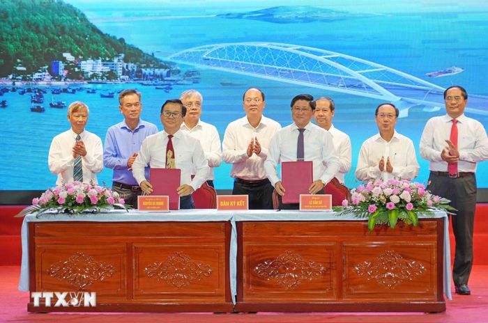 Lễ ký kết Biên bản ghi nhớ hợp tác giai đoạn 2026 - 2030 giữa Ủy ban nhân dân tỉnh Cà Mau và Trường Đại học Bà Rịa - Vũng Tàu. (Ảnh: Huỳnh Anh/TTXVN)