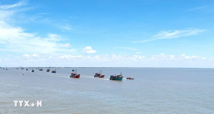 Phát triển kinh tế biển gắn với đảm bảo quốc phòng - an ninh. (Ảnh tư liệu: Chanh Đa/TTXVN)