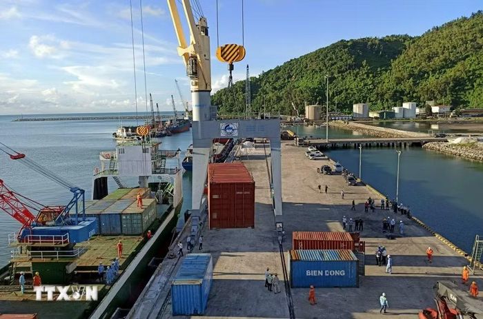 Cảng Chân Mây đẩy mạnh dịch vụ vận chuyển hàng container. (Ảnh: Đỗ Trưởng/TTXVN)