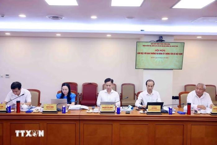 Các đồng chí trong Đoàn Kiểm tra, giám sát của Bộ Chính trị, Ban Bí thư làm việc với Ban Thường vụ Đảng ủy TTXVN. (Ảnh: Phạm Kiên/TTXVN)