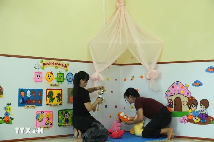Từng góc lớp được chăm chút, trang trí để sẵn sàng đón trẻ đến trường trong năm học mới. (Ảnh: Việt Dũng/TTXVN)