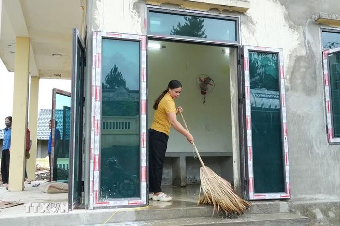 Phụ huynh hỗ trợ các giáo viên lau rửa khu bếp ăn của điểm trường. (Ảnh: Việt Dũng/TTXVN)