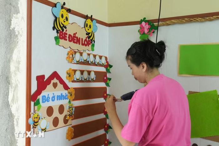 Từng góc lớp được chăm chút, trang trí để sẵn sàng đón trẻ đến trường trong năm học mới. (Ảnh: Việt Dũng/TTXVN)