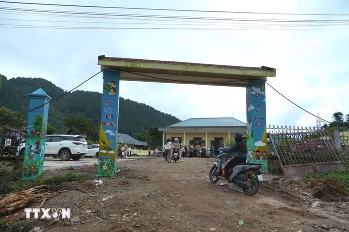 Mặc dù là ngày Chủ Nhật, nhưng toàn bộ giáo viên của Trường Mầm non Mường Than cùng các phụ huynh đã có mặt từ sớm để dọn dẹp khuôn viên trường, lớp tại điểm trường Bản Chít. (Ảnh: Việt Dũng/TTXVN)