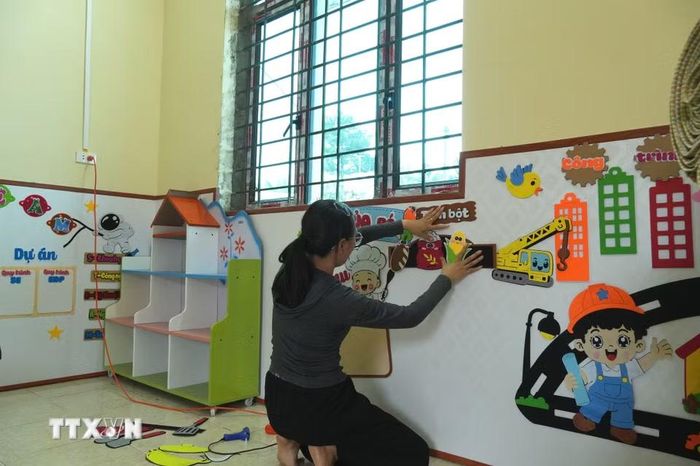 Từ những bức tường cũ, những căn phòng từng bỏ không, sắc mầu của một lớp học mầm non mới đang dần hiện hữu. (Ảnh: Việt Dũng/TTXVN)