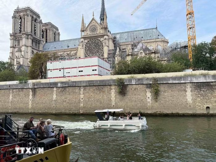 Một nhà hàng nổi trên sông Seine, đoạn chảy qua Nhà thờ Đức Bà Paris. (Ảnh: Hữu Chiến/TTXVN)