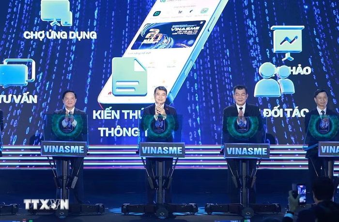 Thủ tướng Lê Minh Hưng và các đại biểu thực hiện nghi thức ra mắt nền tảng số của Hiệp hội Doanh nghiệp nhỏ và vừa Việt Nam. (Ảnh: Dương Giang/TTXVN)