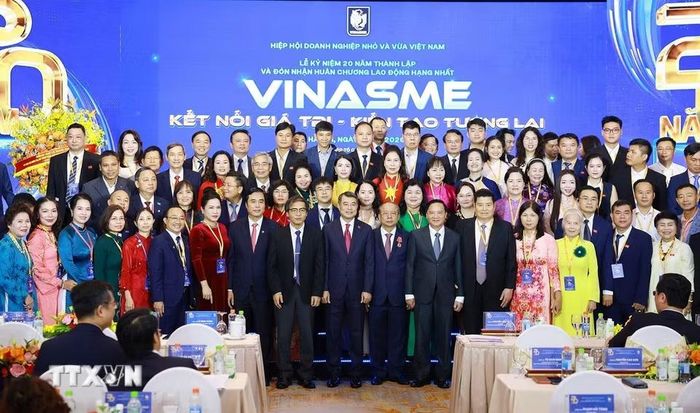 Thủ tướng Lê Minh Hưng với các đại biểu dự Lễ kỷ niệm 20 năm thành lập Hiệp hội Doanh nghiệp nhỏ và vừa Việt Nam (VINASME). (Ảnh: Dương Giang/TTXVN) 