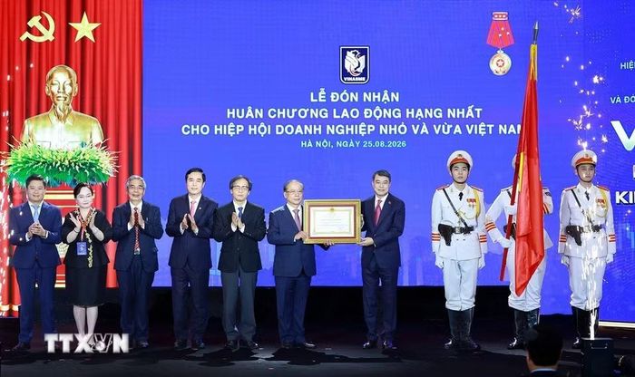 Thủ tướng Lê Minh Hưng trao Huân chương Lao động hạng Nhất cho Hiệp hội Doanh nghiệp nhỏ và vừa Việt Nam. (Ảnh: Dương Giang/TTXVN)