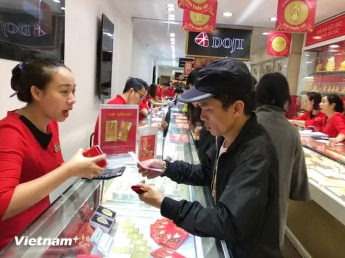 Giá vàng nhẫn tăng mạnh, chênh lệch mua bán vàng vẫn ở mức cao. (Ảnh: Vietnam+)
