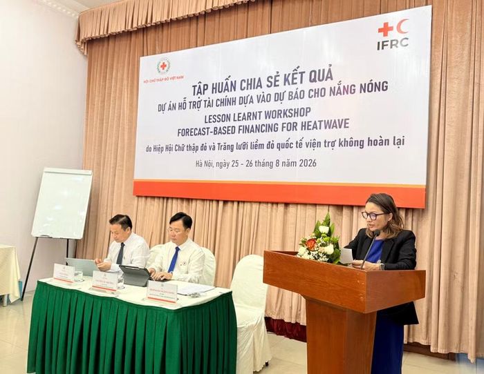 Bà Rommanee Kleotanong, Cán bộ cấp cao về ứng phó thảm họa của Hiệp hội Chữ thập đỏ và Trăng lưỡi liềm đỏ quốc tế phát biểu. (Ảnh: PV/Vietnam+)