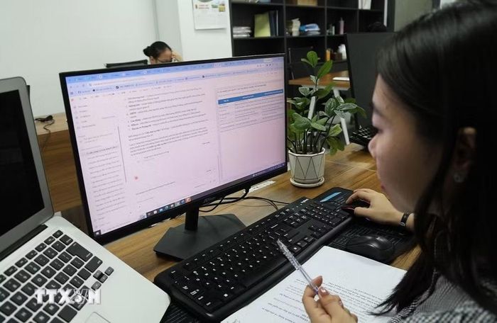 Sử dụng AI - trí tuệ nhân tạo trong tra cứu, xử lý thông tin pháp lý. (Ảnh: Hồng Đạt/TTXVN)
