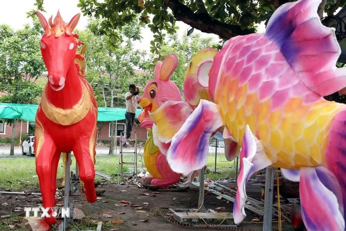 Các mô hình đèn Trung Thu được thi công tại xưởng sản xuất đèn Trung Thu của anh Phạm Văn Sang, tổ dân phố 1, phường Minh Xuân. (Ảnh: Quang Cường/TTXVN)