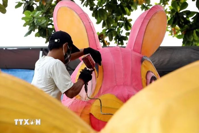 Khẩn trương hoàn thiện các mô hình đèn Trung Thu. (Ảnh: Quang Cường/TTXVN)