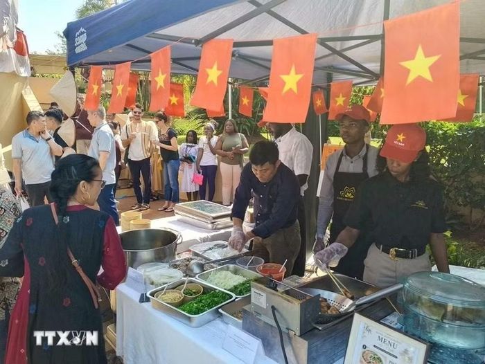 Gian hàng ẩm thực Việt Nam thu hút đông đảo khách mời, bạn bè quốc tế và người dân sở tại tới tham quan, thưởng thức. (Ảnh: TTXVN phát)