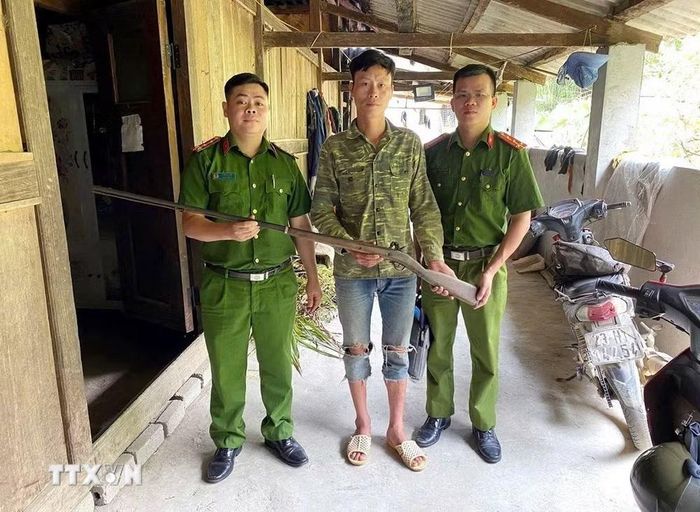 Phòng Cảnh sát Quản lý hành chính về trật tự xã hội Công an tỉnh Tuyên Quang vận động thu hồi nhiều vũ khí, vật liệu nổ, công cụ hỗ trợ và pháo. (Ảnh: TTXVN phát)