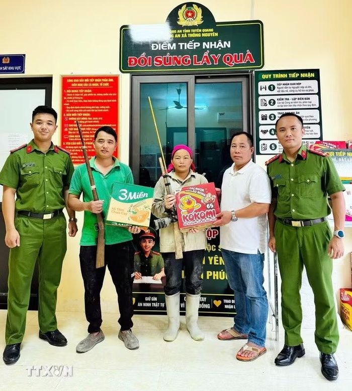 Mô hình “Đổi vũ khí, vật liệu nổ, công cụ hỗ trợ và pháo lấy quà” của Công an xã Thông Nguyên. (Ảnh: TTXVN phát)