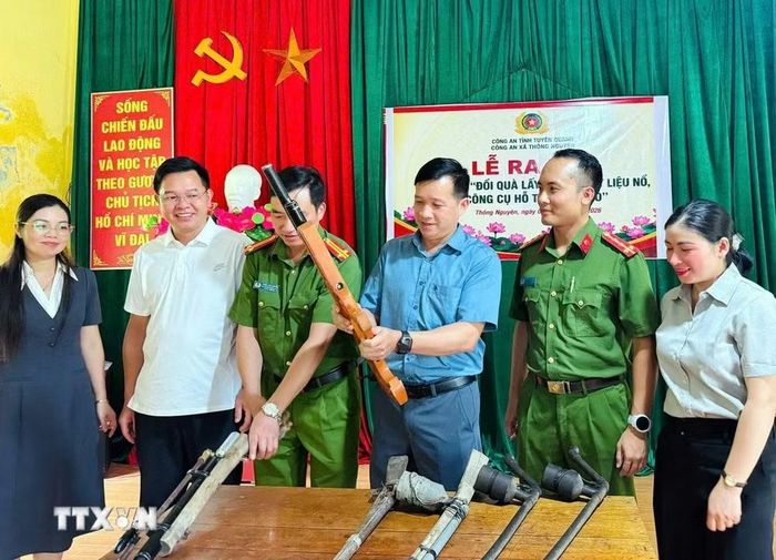 Công an xã Nà Hang tiến hành tuyên truyền, thu hồi nhiều vũ khí, vật liệu nổ từ người dân. (Ảnh: TTXVN phát)