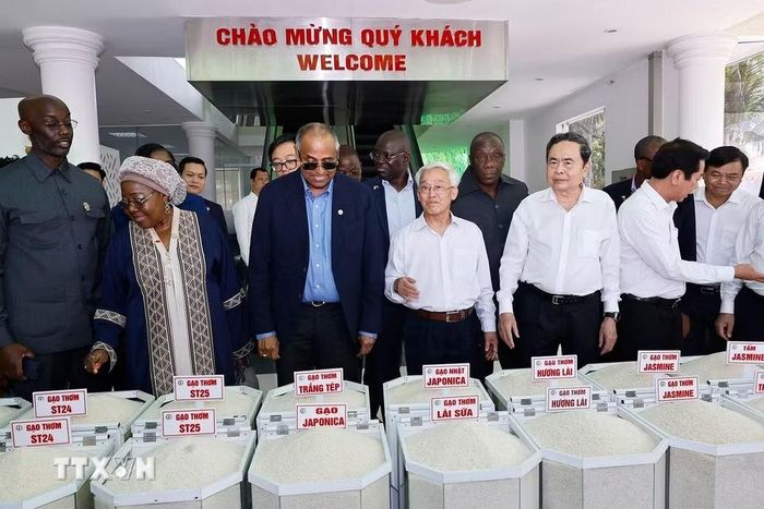 Chủ tịch Quốc hội Trần Thanh Mẫn và Chủ tịch Quốc hội Côte d’Ivoire Patrick Achi đến thăm, làm việc với Công ty Nông nghiệp công nghệ cao Trung An. (Ảnh: Doãn Tấn/TTXVN)