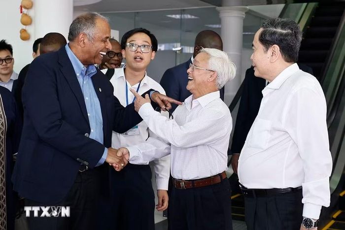 Chủ tịch Quốc hội Trần Thanh Mẫn và Chủ tịch Quốc hội Côte d’Ivoire Patrick Achi đến thăm, làm việc với Công ty Nông nghiệp công nghệ cao Trung An. (Ảnh: Doãn Tấn/TTXVN)