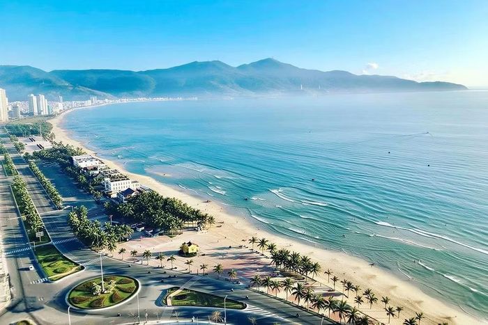 Bãi biển trung tâm thành phố Đà Nẵng. (Ảnh: PV/Vietnam+)