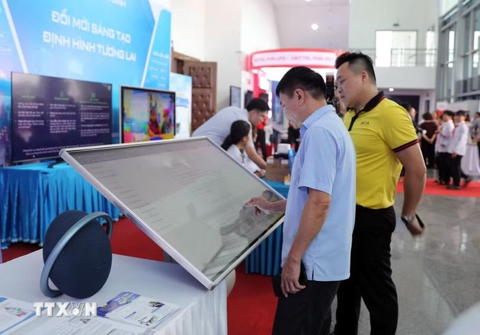 Ninh Bình phát động phong trào “Bình dân học vụ số”. (Ảnh: Nguyễn Chinh/TTXVN)